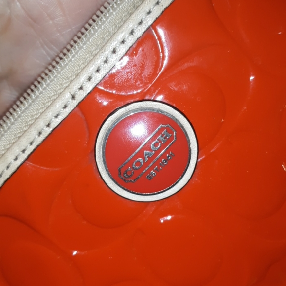 L@@K- Rare~COACH "Peyton" Large Striking Red Signature Embossed Leather Wristlet - Picture 9 of 16